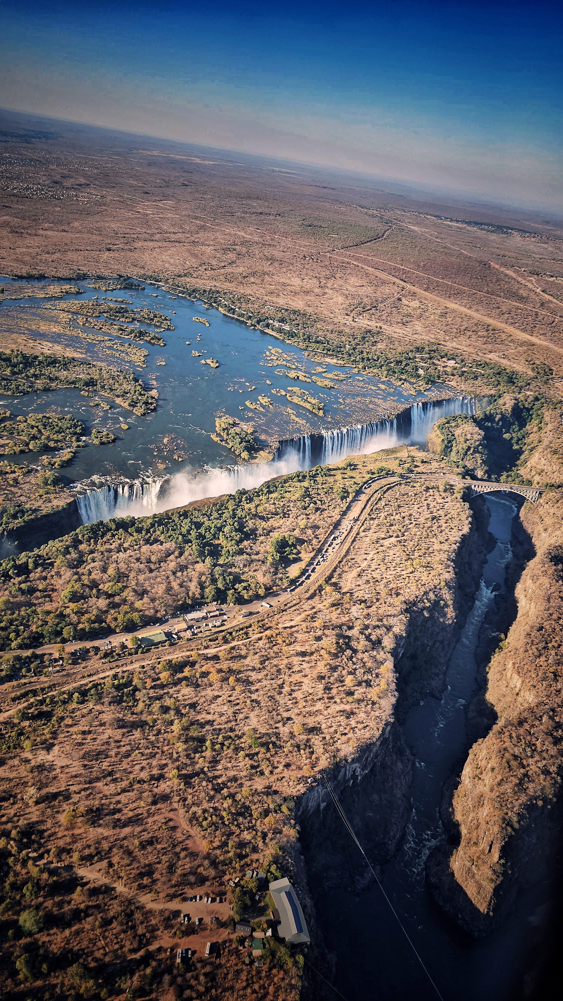 Victoria Falls, górne Zambezi i most widziane z powietrza