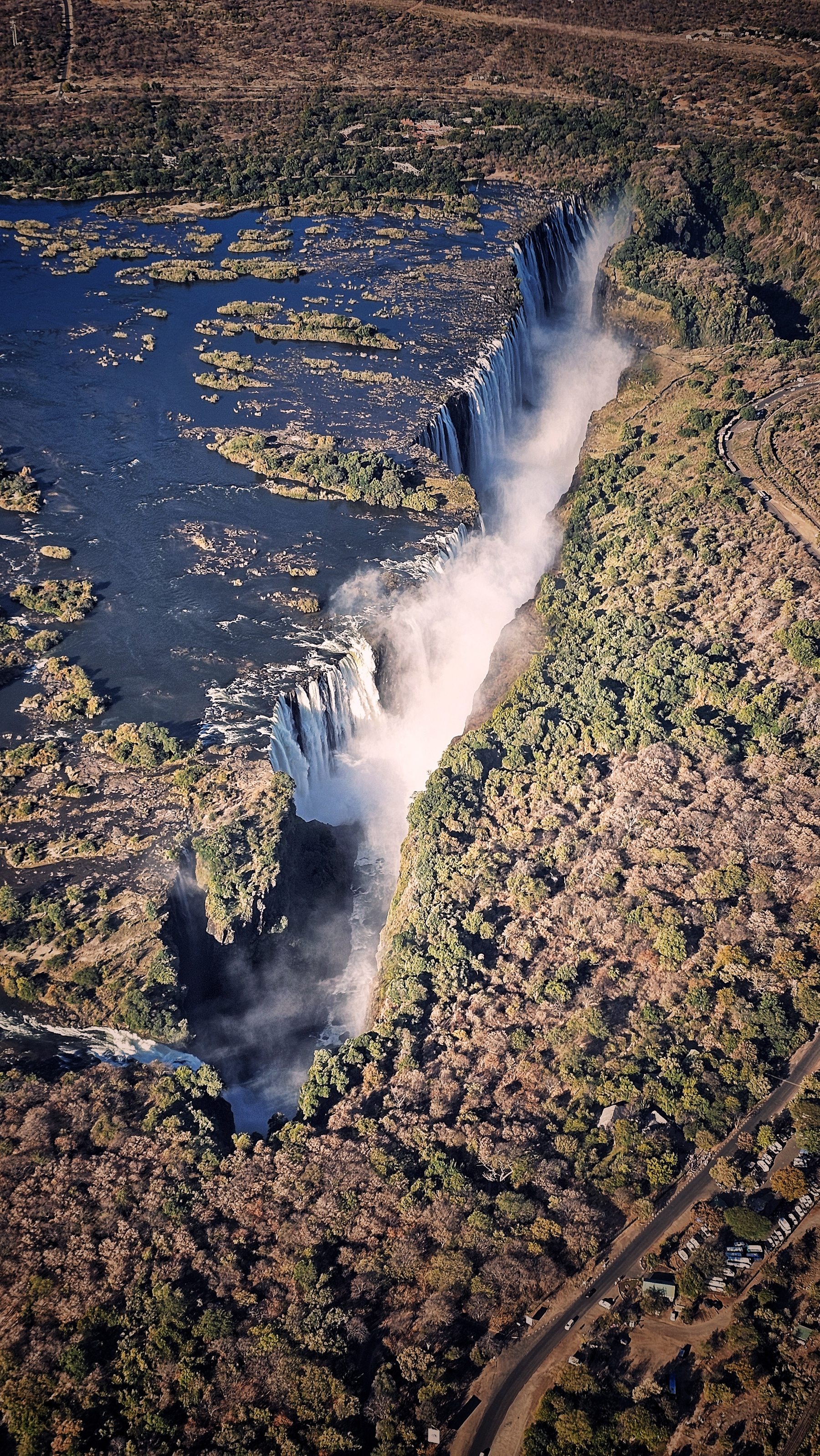 Kurtyna Victoria Falls i otaczający ją krajobraz widziane z góry
